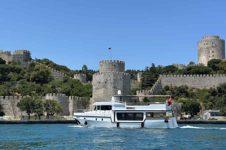 Tages-/Sonnenuntergangs-/Nachtkreuzfahrten auf dem Bosporus in kleinen Gruppen mit Audioguide. Foto: GetYourGuide Tages-/Sonnenuntergangs-/Nachtkreuzfahrten auf dem Bosporus in kleinen Gruppen mit Audioguide. Foto: GetYourGuide