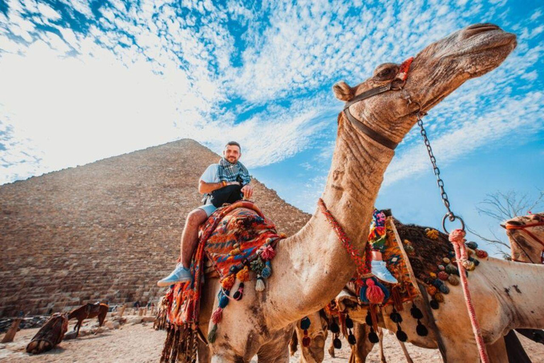 Le Caire : Visite privée à dos de chameau aux pyramides de GizehExcursion privée d'une journée aux pyramides de Gizeh avec promenade à dos de chameau