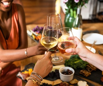 Viaggio di degustazione di vino e formaggio attraverso l'arte a Barcellona