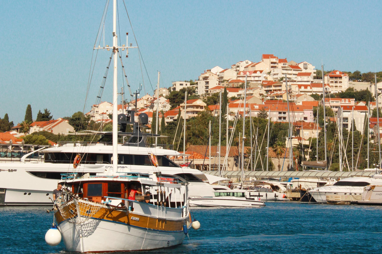 دوبروفنيك: جولة بالقارب ليوم كامل في الكهف الأزرق وجزر إلافيتي