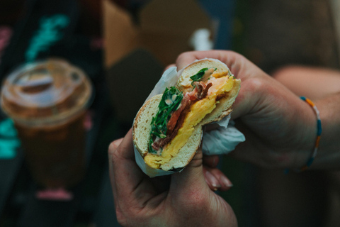 Tbilisi: Tour del cibo di strada alternativo della Riva Sinistra con bevande