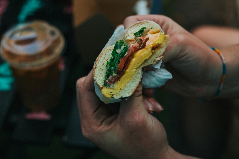 Tbilisi: Tour del cibo di strada alternativo della Riva Sinistra con bevande