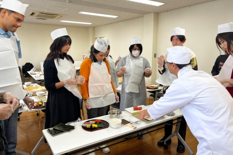 Tokio: Sushi-Workshop und Sushi-Meister werden in TsukijiSushi Workshop