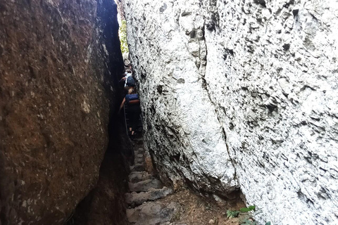 Excursión de senderismo suave por Yogyakarta al antiguo volcán NglanggeranExcursión de senderismo al atardecer en Yogyakarta