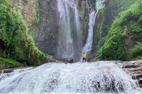 Kandy: Ramboda- och Puna-vattenfallen med solnedgång från Ambuluwawa Sky TowerKandy: Ramboda- och Punafallen med Ambuluwawa Sky Tower Sunset