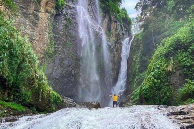 康提：兰博达瀑布和普纳瀑布，以及安布鲁瓦瓦天空塔日落康提：兰博达瀑布和普纳瀑布，以及安布卢瓦瓦天空塔日落之旅