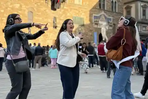 Florence Sunset Tour: Silent Disco & Aperol Spritz