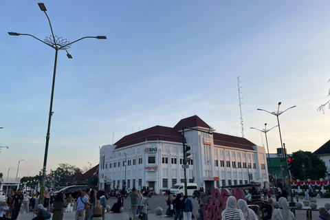 Malioboro Street Walking Tour with local snacks tasting