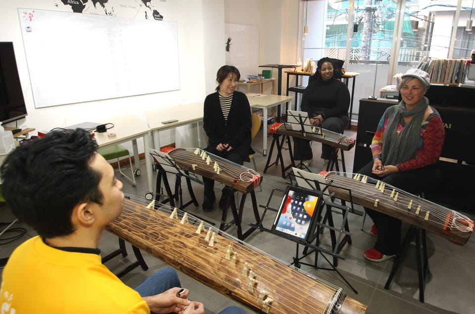 Japanisches Instrument \KotoJapanisches Instrument \Koto  