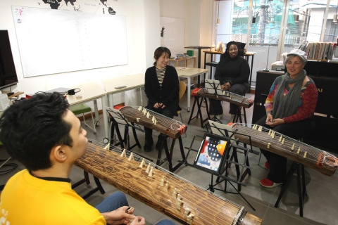 Experiential lesson of the Japanese instrument "Koto"