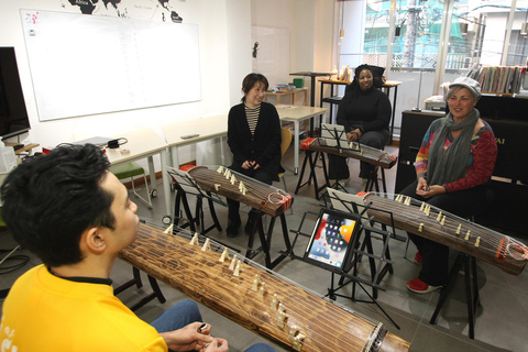 Leçon expérimentale de l'instrument japonais "Koto".