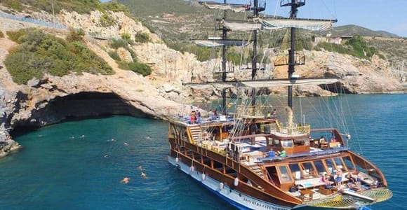 Alanya: Katamaran-Bootstour mit Schnorcheln und Mittagessen