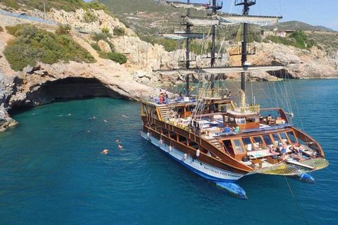 Alanya : tour en bateau en catamaran avec plongée en apnée et déjeuner barbecueCircuit avec possibilité de prise en charge et retour à l&#039;hôtel