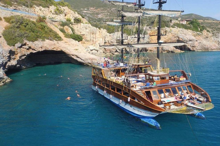 Alanya : tour en bateau en catamaran avec plongée en apnée et déjeuner barbecueCircuit avec possibilité de prise en charge et retour à l&#039;hôtel