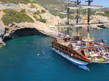Alanya: Catamaran Boat Tour with Snorkeling and BBQ Lunch