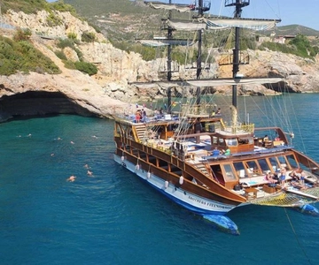 Alanya: tour en barco catamarán con snorkel y almuerzo barbacoa