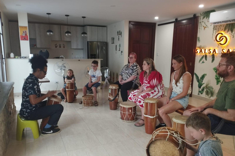 Experiência cultural imersiva de tocar tambores no Panamá com um profissional local