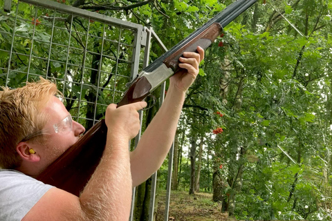 Manchester: Clay Pigeon Shooting Experience 100 Bird round with guide