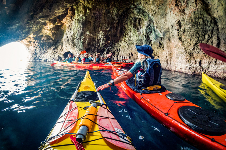 Rodes: excursão de caiaque no mar pela rota dos piratasAtividade de caiaque e mergulho com snorkel em família