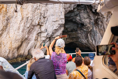 Desde Corfú: Crucero de un día a Paxos, Antipaxos y las Cuevas AzulesSalida desde el puerto de Corfú