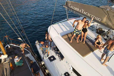 Santorin: All-inclusive-Katamaran-Kreuzfahrt mit Thirassia-StoppBootsfahrt bei Sonnenuntergang