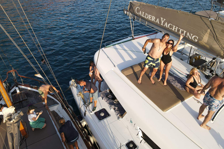 Santorin: All-inclusive-Katamaran-Kreuzfahrt mit Thirassia-StoppBootsfahrt bei Sonnenuntergang