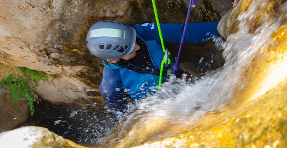 Von Granada aus: Rio Verde Canyoning Tour mit Mittagessen
