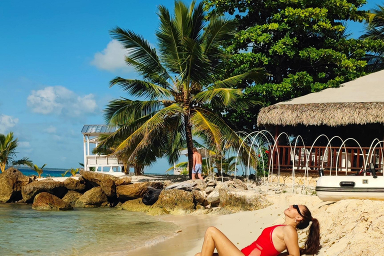 Saona Island: Private Yacht Tour with Lunch & Pickup