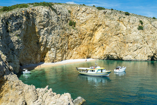 Crociera alla Golden Beach e alla Grotta Azzurra, esplorazione dell'isola di Plavnik.