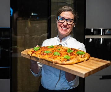 Rome: Pizza Making Class with Chef and Local Wine Tasting