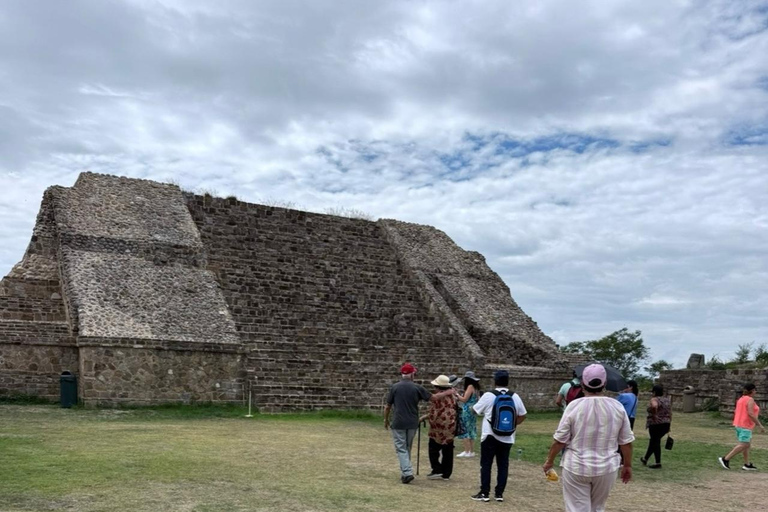 Oaxaca: Private tour to Monte Albán, El Tule Tree, and Teotitlán Oaxaca: Private tour to Monte Albán, Árbol del Tule, and Teotitlán