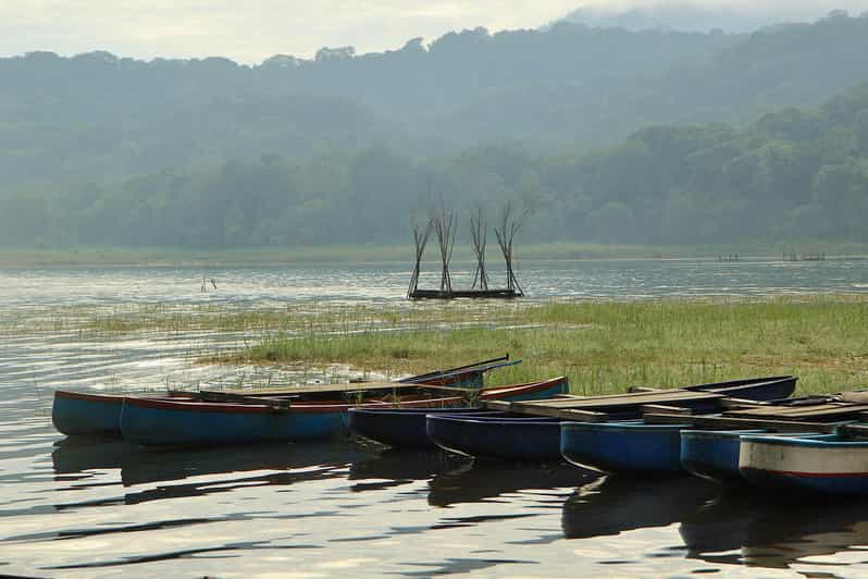 Bali: experiencia de canoa al amanecer en el lago Tamblingan de Munduk