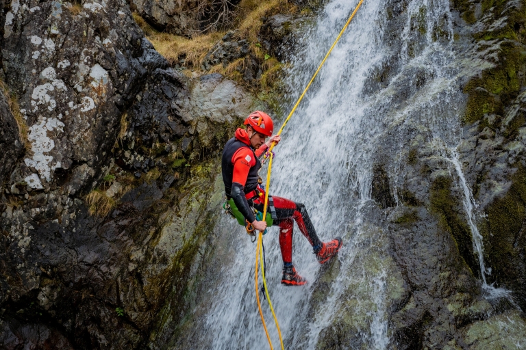 Canyoning extrême à Snowdonia (sauts, chutes d'eau)