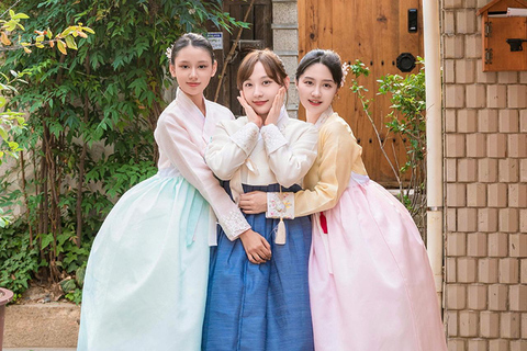 bukchon Hanbok Experience hos hanboknam2 timmar grundläggande/tematisk hanbok (inkluderar kung, gueen)