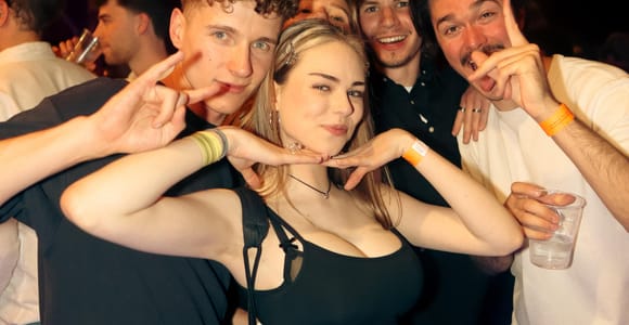 Prague: Drunken Monkey Pub Crawl: 2hr Open Bar & Club EP!C