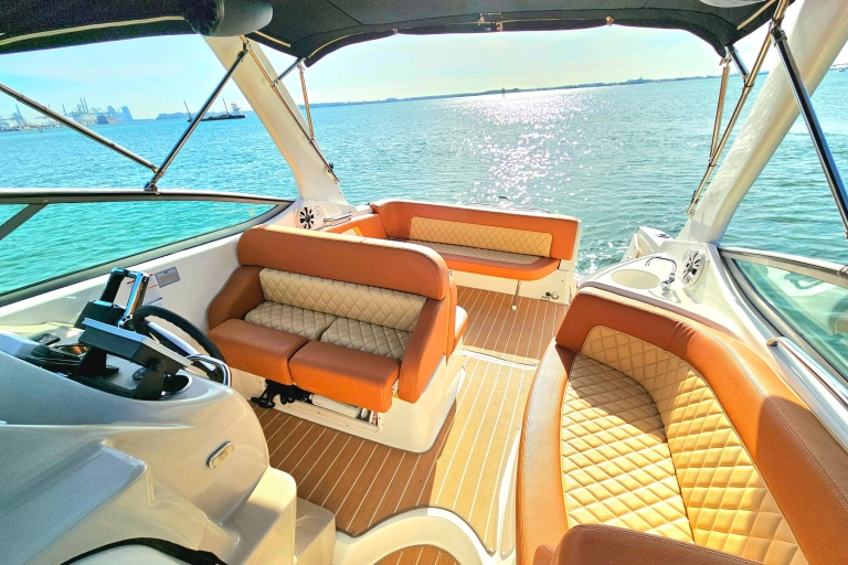 Visites privées en bateau dans le magnifique Bay Side Miami 29' ChaparralVisite touristique privée et visite des plages