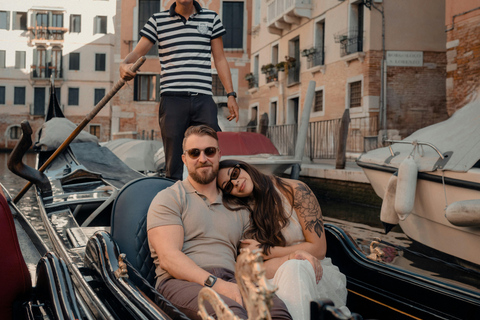 Venice: Photo Shoot with a Local Photographer and City Tour ELITE – 60 min | 50 photos + Gondola photos