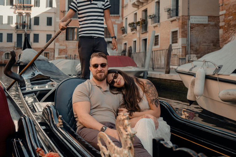 Venice: Photo Shoot with a Local Photographer and City Tour ELITE – 60 min | 50 photos + Gondola photos