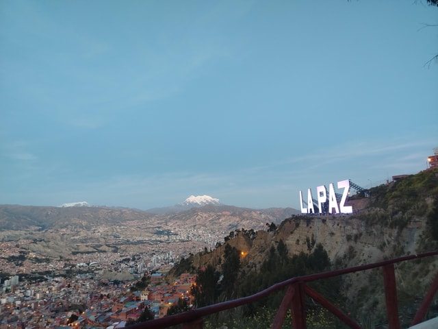 La Paz: Private Viewpoint Tour with Snacks and Photos