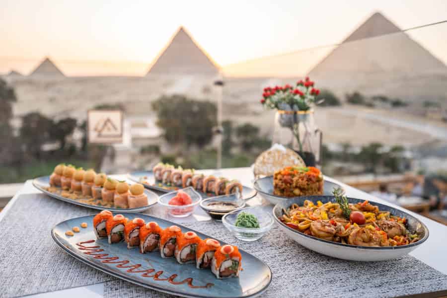 Gizeh: Abendessen mit Pyramiden rund um dich auf dem Rooftop7000. Foto: GetYourGuide Gizeh: Abendessen mit Pyramiden rund um dich auf dem Rooftop7000. Foto: GetYourGuide