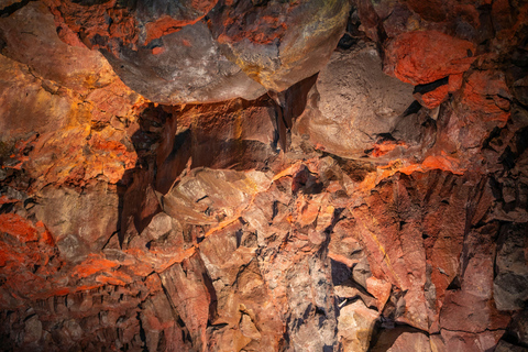 Reykjavik: Túnel de lava noturno e caça à aurora borealReykjavik: Túnel de lava à noite e caça às auroras boreais