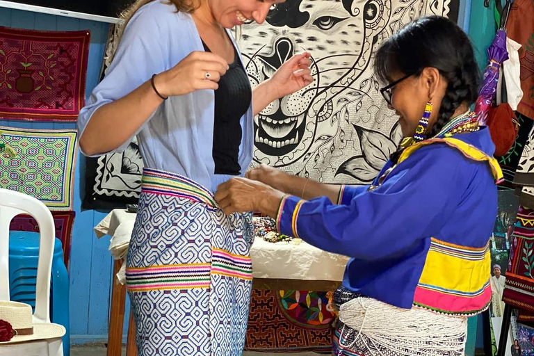 Lima: Cultural activity about the art of Shipibo women in a museum