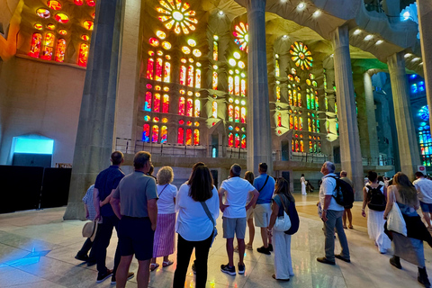 Barcelona: Sagrada Familia po południu w małej grupieBarcelona: Sagrada Familia omiń kolejkę w małej grupie