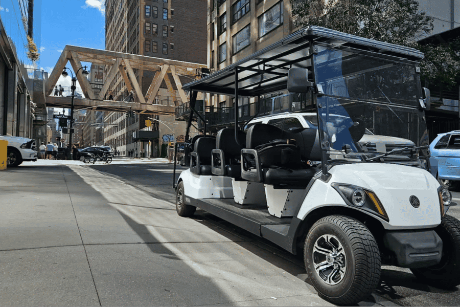 NYC: Geführte City-Cart-Tour durch das Weihnachtsdorf in New York City. Foto: GetYourGuide NYC: Geführte City-Cart-Tour durch das Weihnachtsdorf in New York City. Foto: GetYourGuide