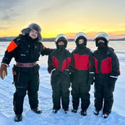Ivalo: Schneemobil-Safari, Treffen und Füttern von Rentieren mit Mittagessen