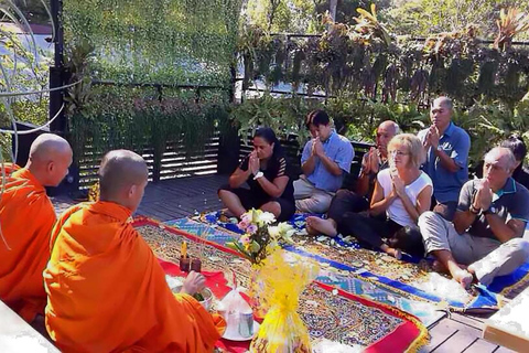 Benedizione buddista dell&#039;acqua e mercato locale a Siem Reap
