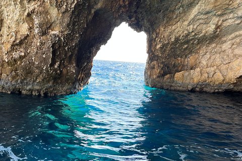 Bespoke private cruise with skipper around ZakynhtosBespoke sunset cruise from Zakynhtos port