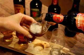 Glasgow: Bierflug mit einer Haggis-Probe in einem Glasgower Pub