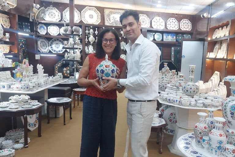 Depuis Delhi : visite du Taj Mahal avec guide fémininExcursion avec un guide touristique local féminin bien informé.