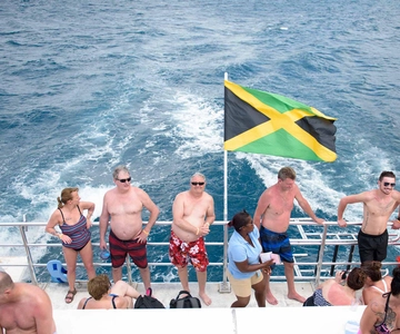 Catamarã em Ocho Rios: Dunn's River, mergulho com snorkel e bar aberto
